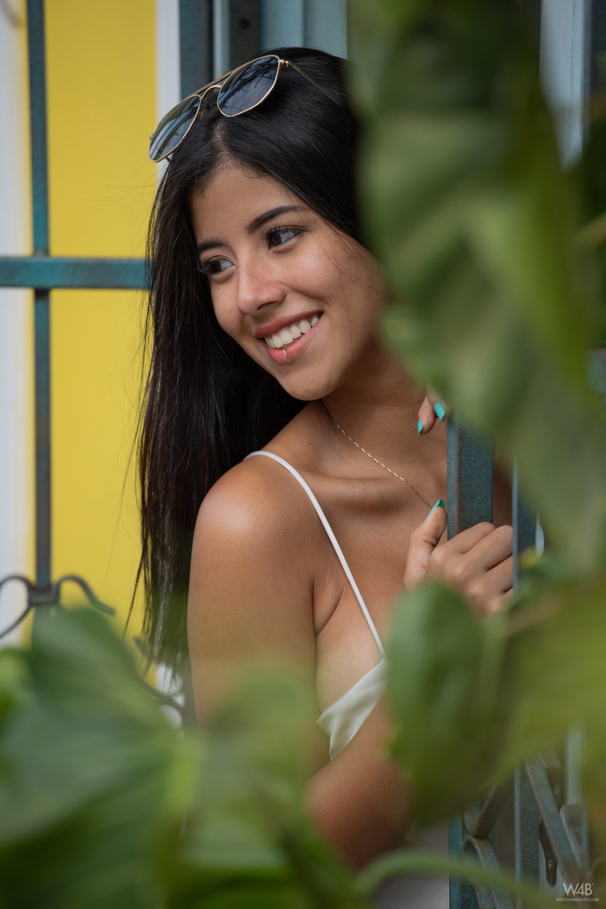 Mulher da buceta grande se exibindo sem calcinha nua