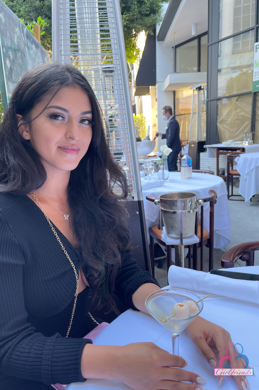 Latina Sophia Leone Morena Linda Em um Ensaio Sensual Com Belas Fotos